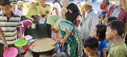 Tradisi Ramadan Di Tuban Puluhan Masyarakat Berebut Bubur Sunan Bonang